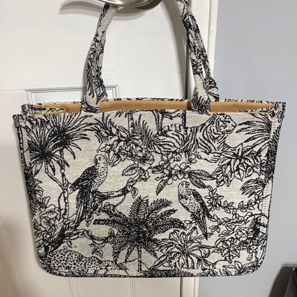 Handbags - Elegant Black and White Tote Bag